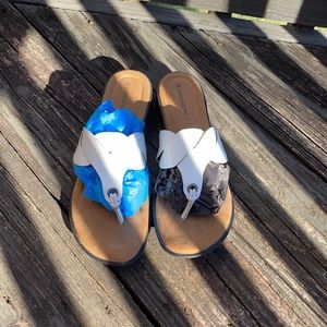NATURALIZER JOHAN WHITE THONGS SLIP ON SANDALS. Man made upper.